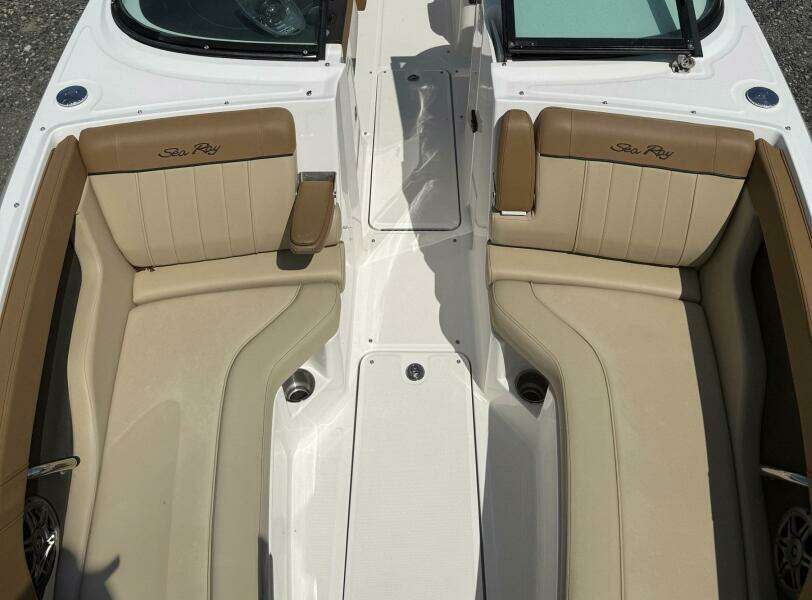 2014 Sea Ray 240 Sun Deck Outboard