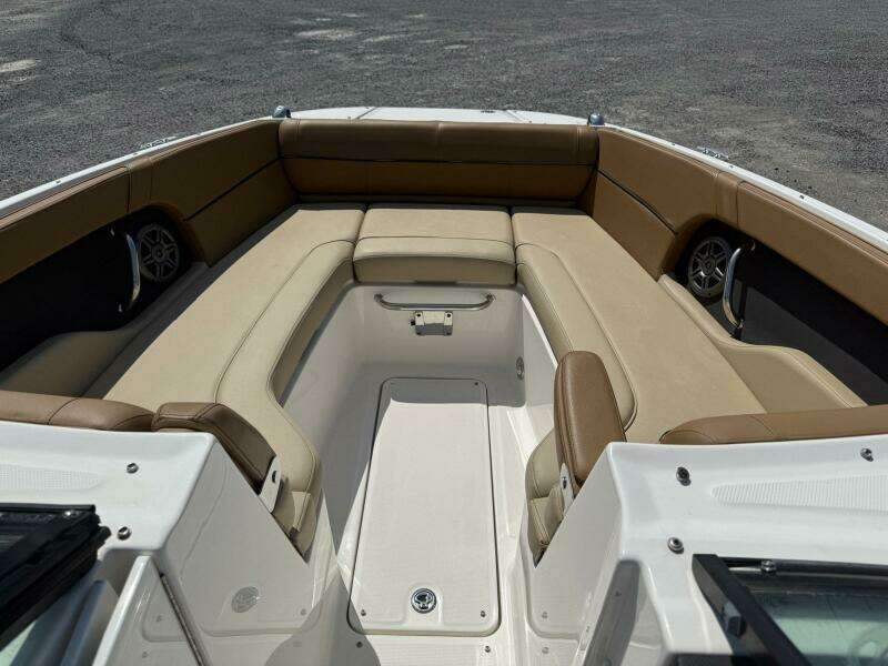 2014 Sea Ray 240 Sun Deck Outboard