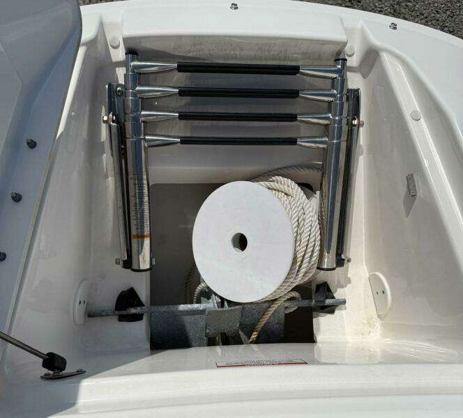 2014 Sea Ray 240 Sun Deck Outboard