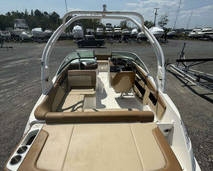 2014 Sea Ray 240 Sun Deck Outboard