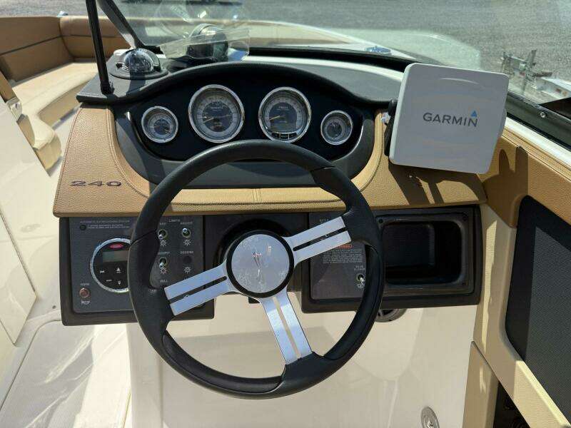 2014 Sea Ray 240 Sun Deck Outboard