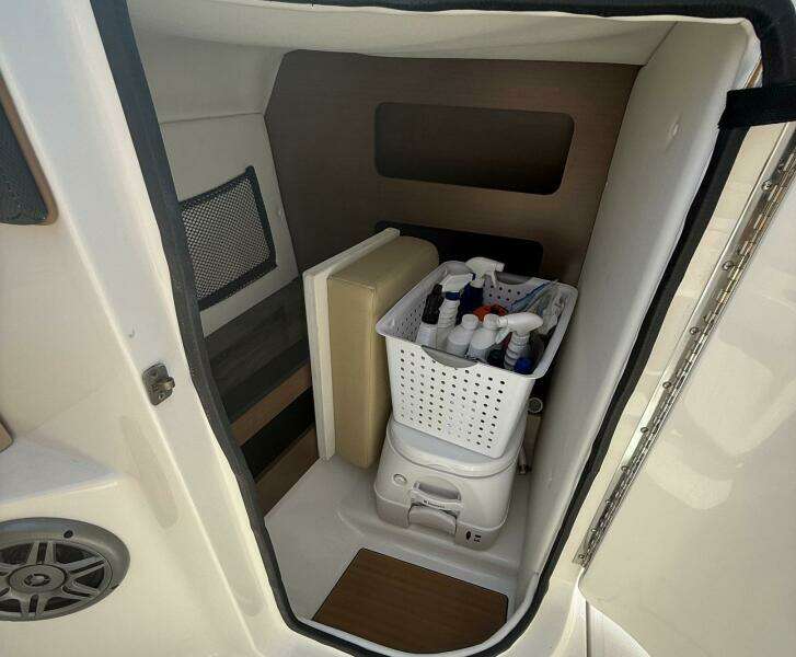 2014 Sea Ray 240 Sun Deck Outboard