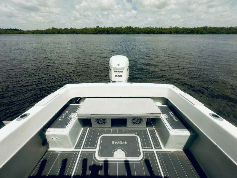 1999 Dusky 256 Center Console