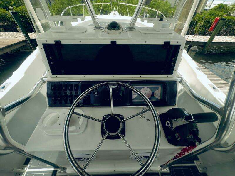1999 Dusky 256 Center Console
