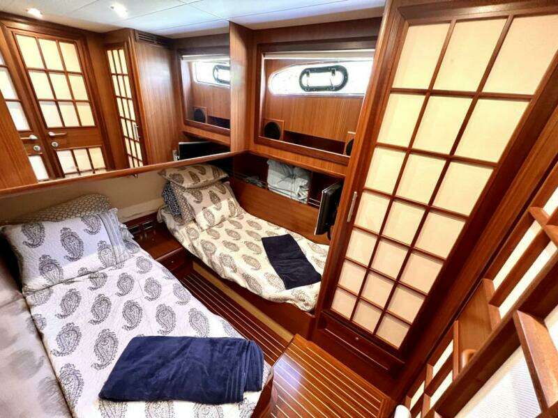 2006 Mochi Craft Dolphin