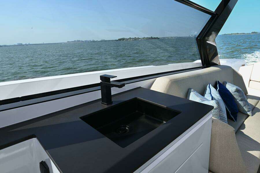 2022 Vanquish Yachts 