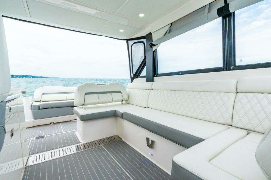 2022 Regal 36 Grande Coupe