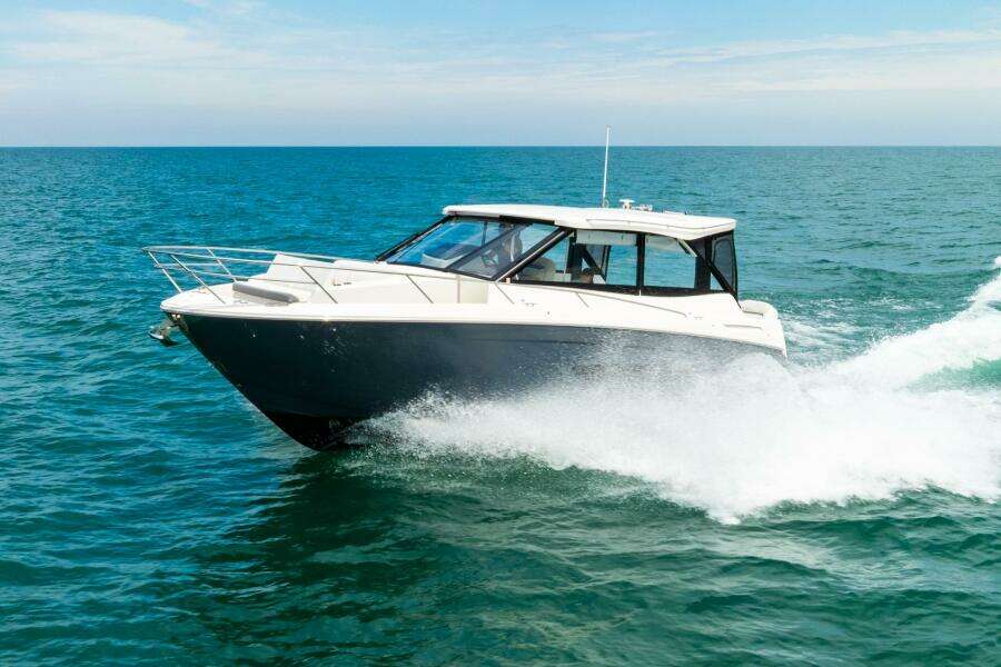 2022 Regal 36 Grande Coupe