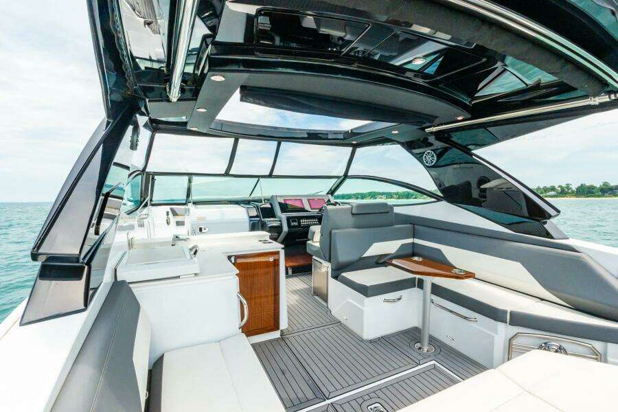 2021 Cruisers Yachts 