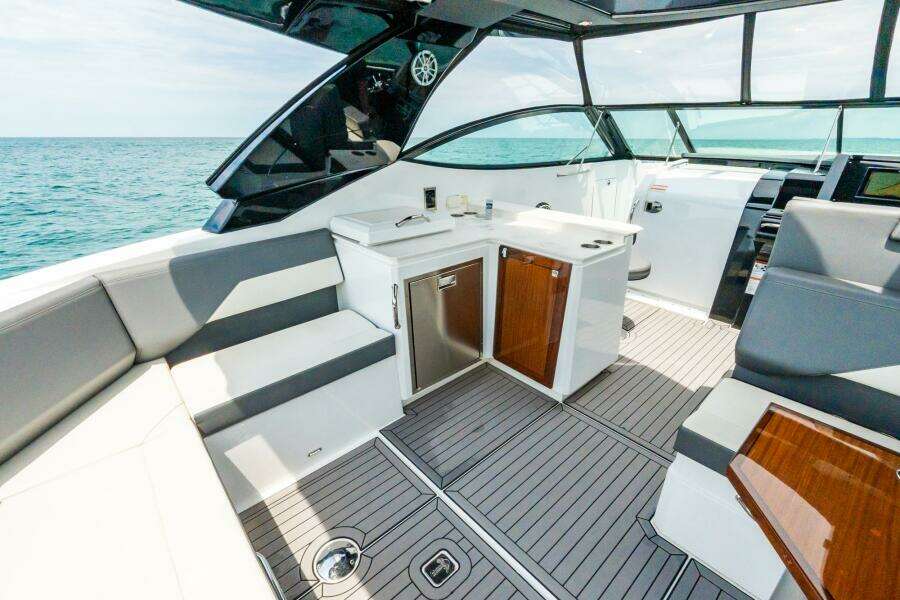 2021 Cruisers Yachts 