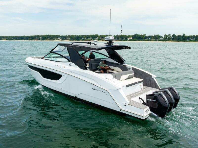 2021 Cruisers Yachts 