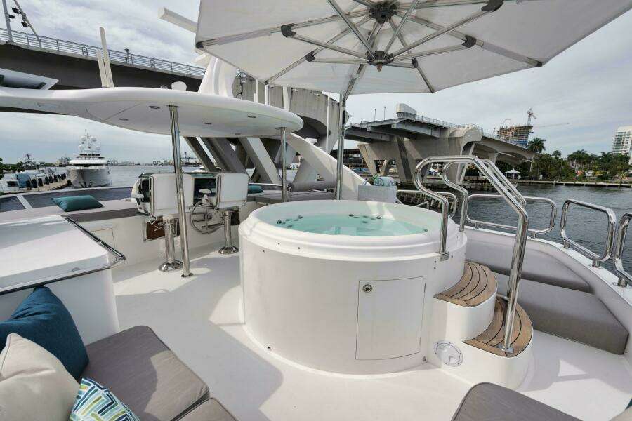 SUN DECK HOT TUB 
