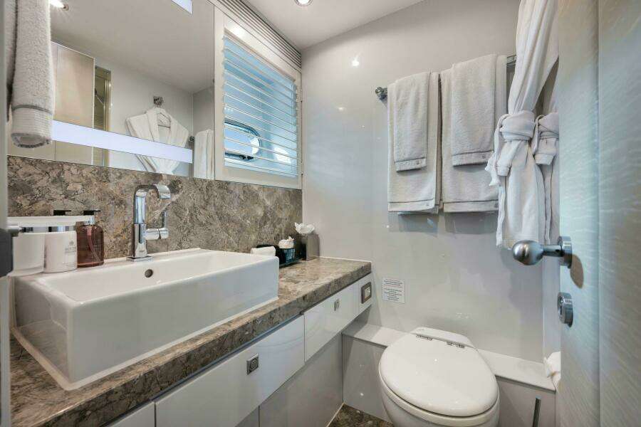 STBD GUEST CONVERTIBLE STATEROOM ENSUITE HEAD 