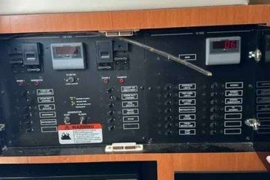 2005 Hydra-Sports 33VX