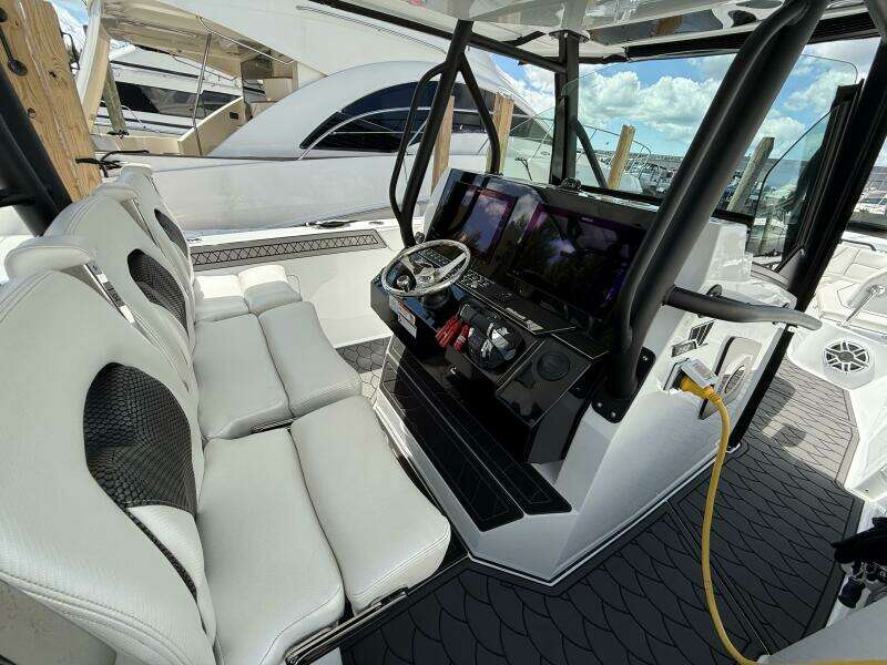 2022 Wellcraft 352 Fisherman