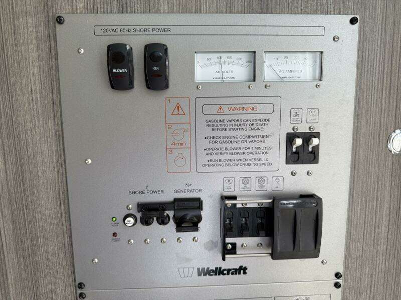 2022 Wellcraft 352 Fisherman