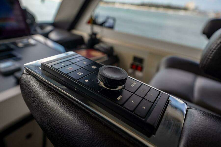 2021 Ocean Alexander 27 Explorer