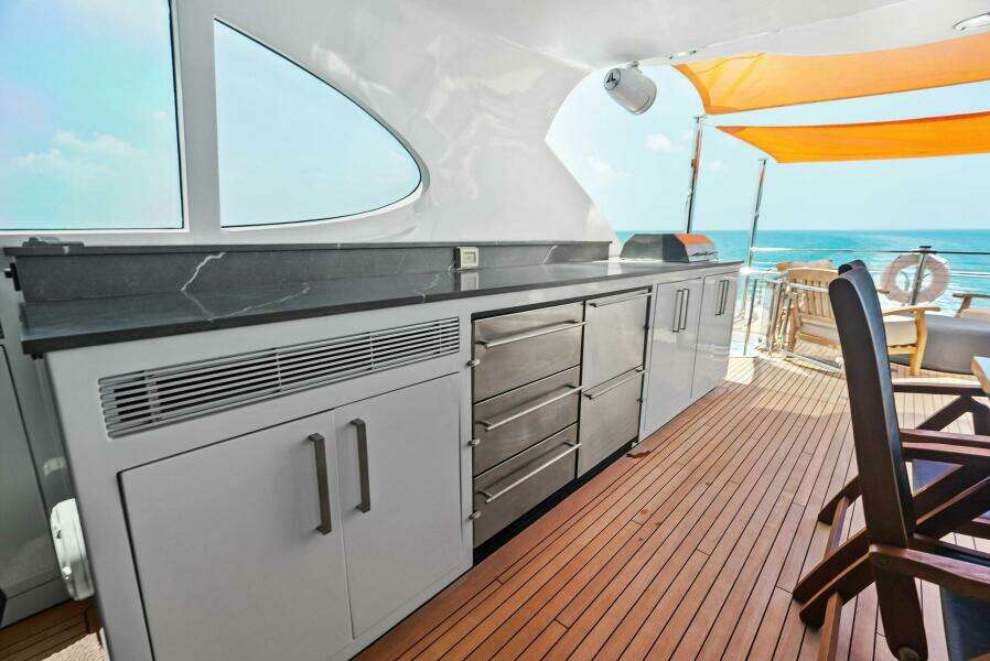 2006 Lazzara Yachts 84 Skylounge