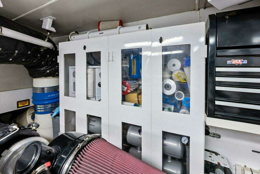 2006 Lazzara Yachts 84 Skylounge