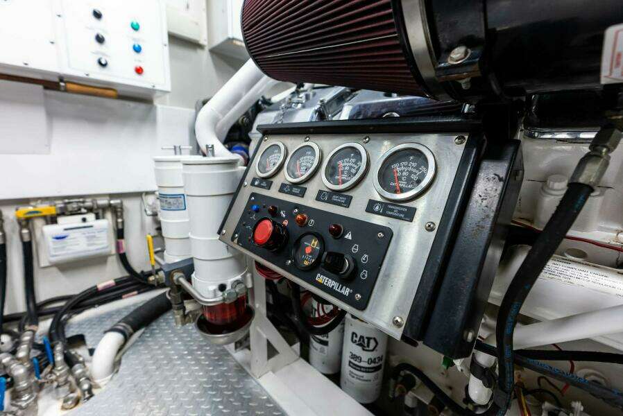 2006 Lazzara Yachts 84 Skylounge