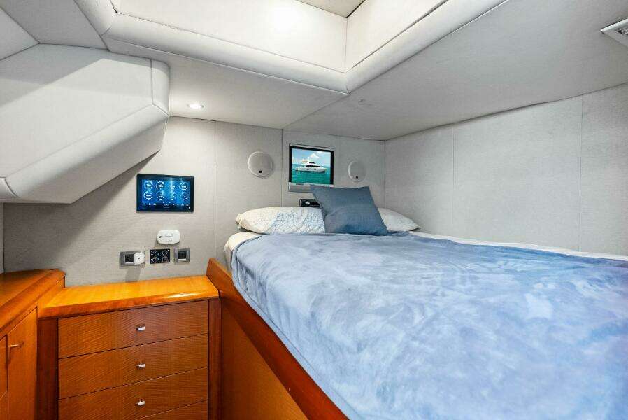 2006 Lazzara Yachts 84 Skylounge