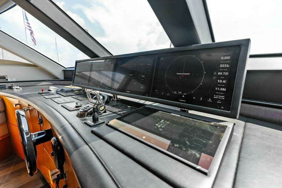 2006 Lazzara Yachts 84 Skylounge