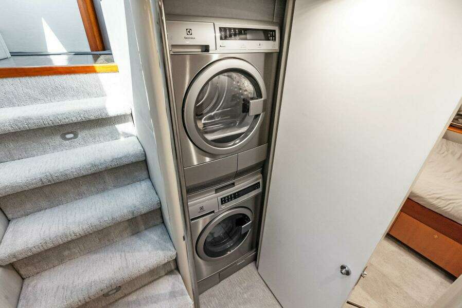 2006 Lazzara Yachts 84 Skylounge