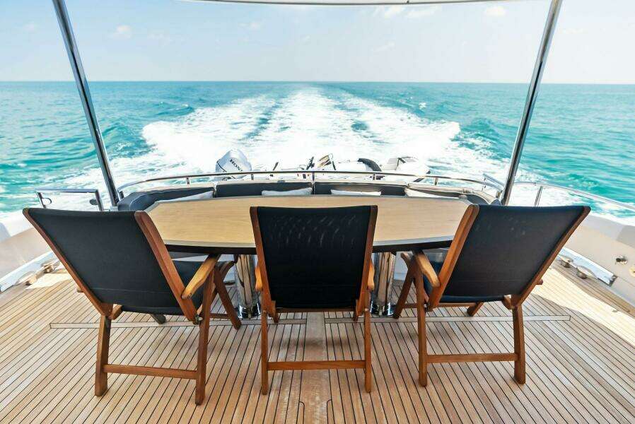 2006 Lazzara Yachts 84 Skylounge