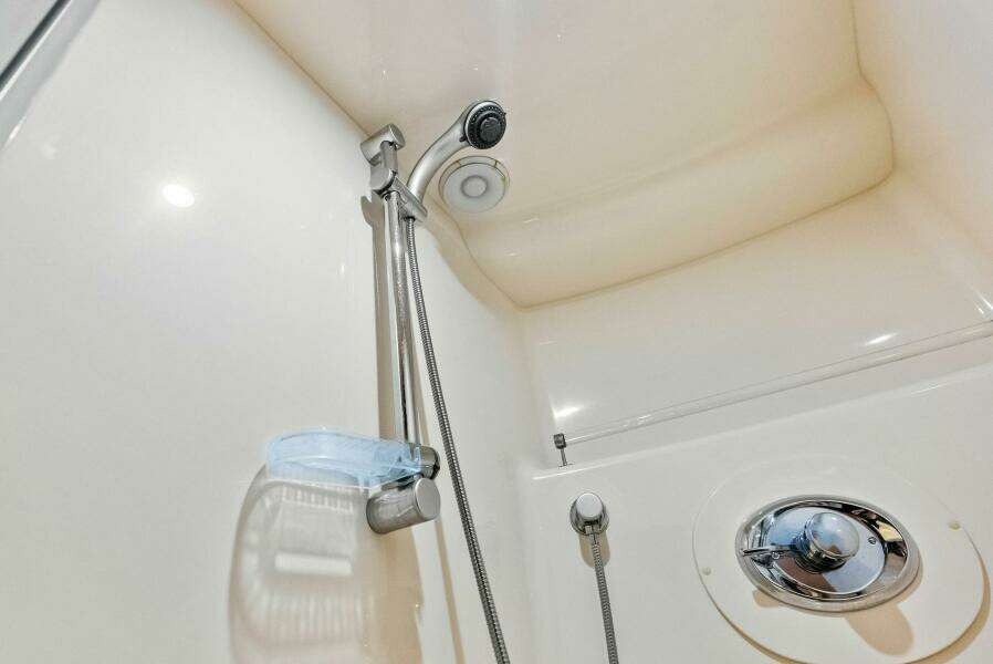 2006 Lazzara Yachts 84 Skylounge