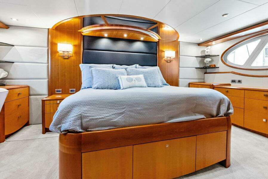 2006 Lazzara Yachts 84 Skylounge