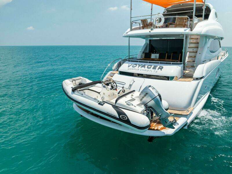 2006 Lazzara Yachts 84 Skylounge