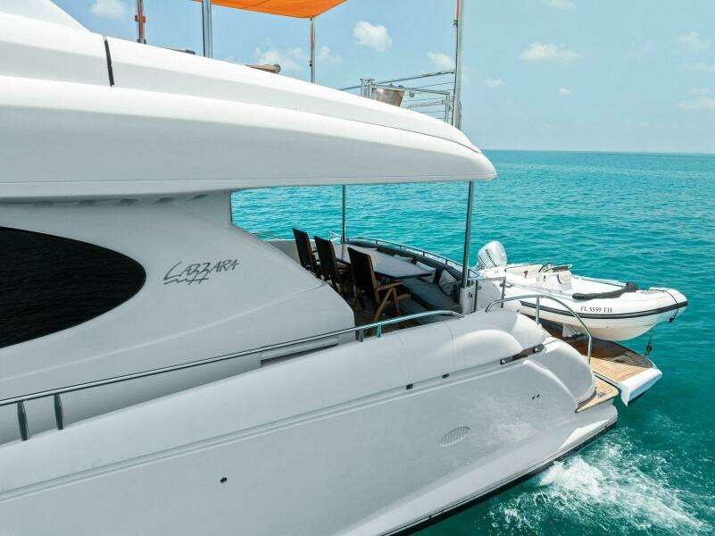 2006 Lazzara Yachts 84 Skylounge
