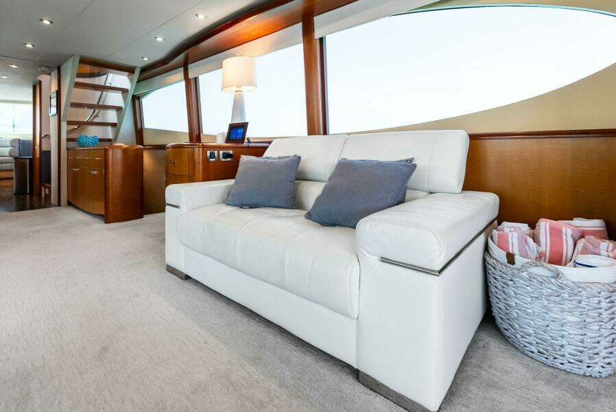 2006 Lazzara Yachts 84 Skylounge