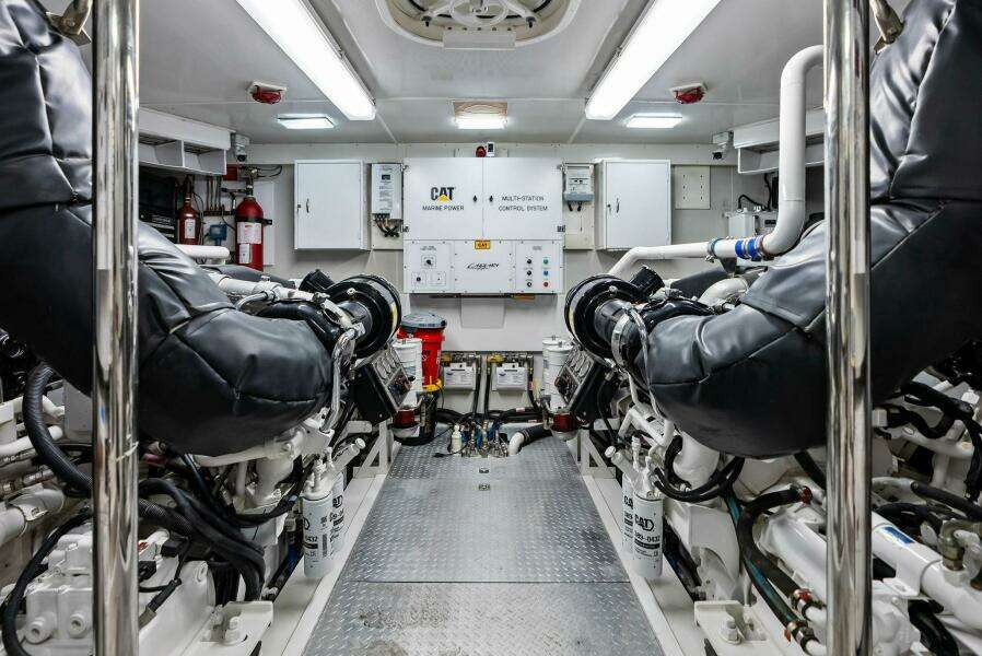 2006 Lazzara Yachts 84 Skylounge