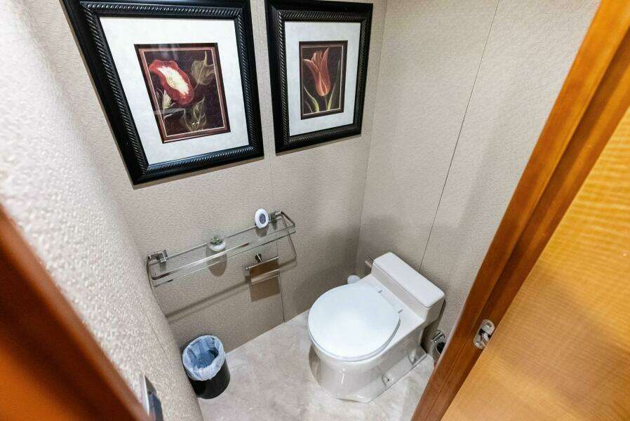 2006 Lazzara Yachts 84 Skylounge