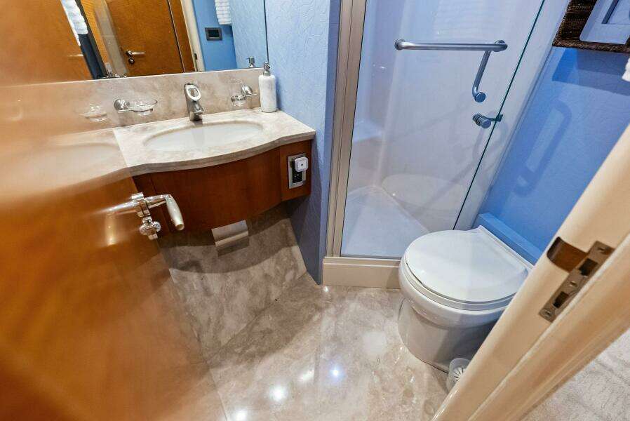 2006 Lazzara Yachts 84 Skylounge