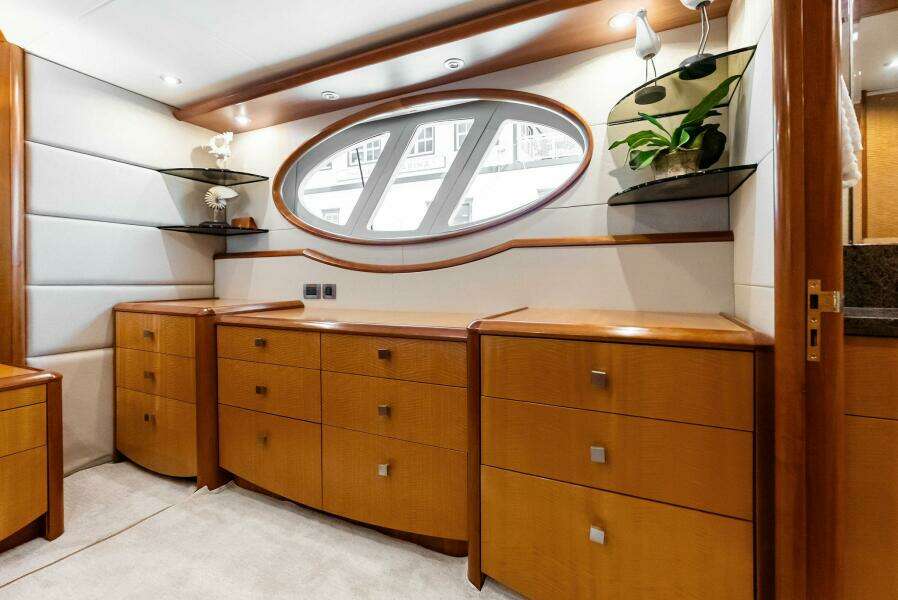 2006 Lazzara Yachts 84 Skylounge