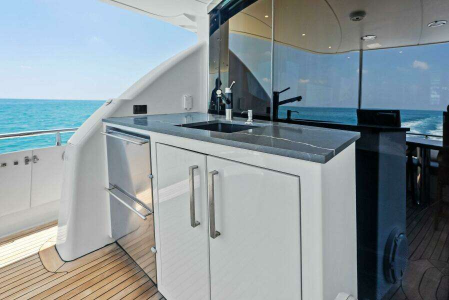 2006 Lazzara Yachts 84 Skylounge