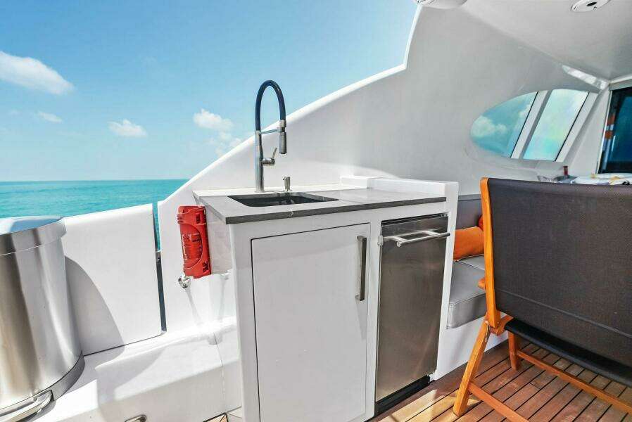 2006 Lazzara Yachts 84 Skylounge