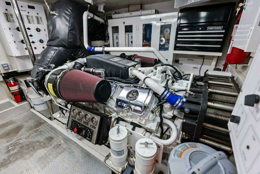 2006 Lazzara Yachts 84 Skylounge