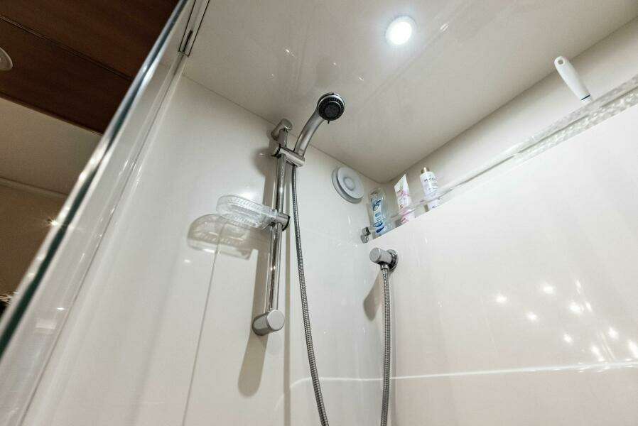 2006 Lazzara Yachts 84 Skylounge