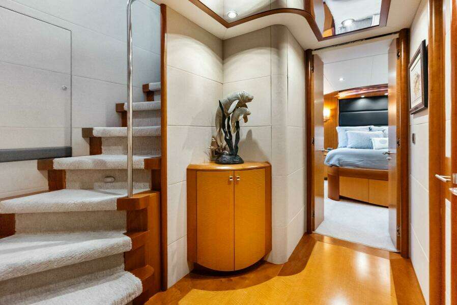 2006 Lazzara Yachts 84 Skylounge