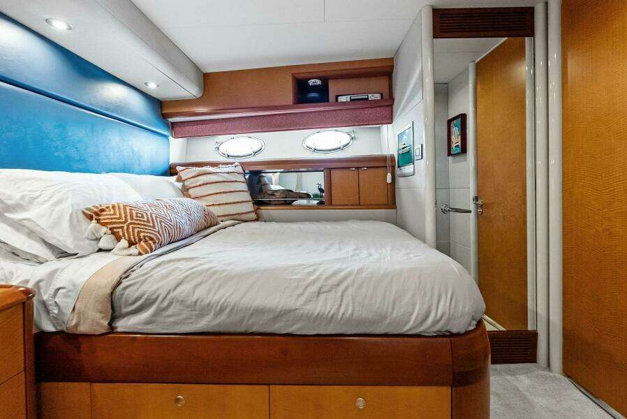 2006 Lazzara Yachts 84 Skylounge