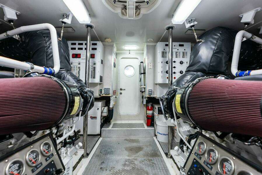 2006 Lazzara Yachts 84 Skylounge