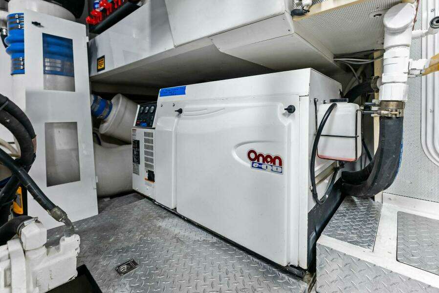 2006 Lazzara Yachts 84 Skylounge