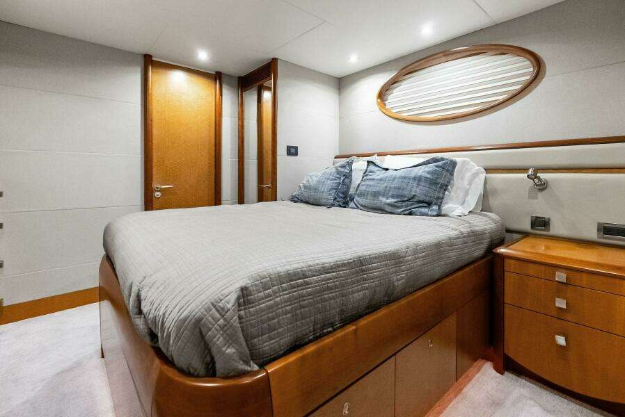 2006 Lazzara Yachts 84 Skylounge