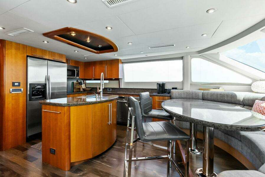 2006 Lazzara Yachts 84 Skylounge