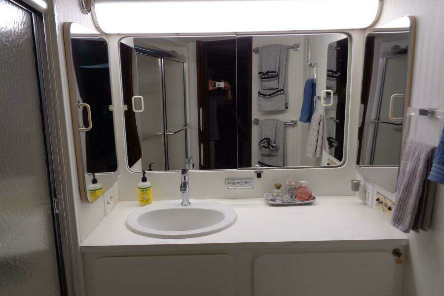 1987 Hatteras 70 Cockpit Motor Yacht