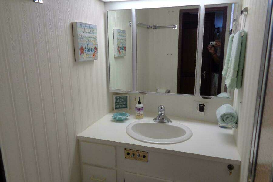 1987 Hatteras 70 Cockpit Motor Yacht