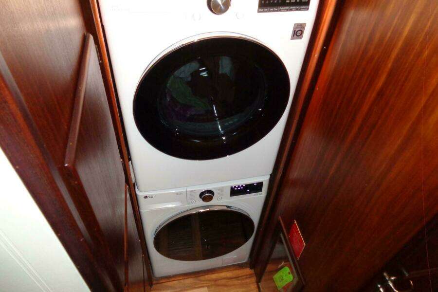 1987 Hatteras 70 Cockpit Motor Yacht